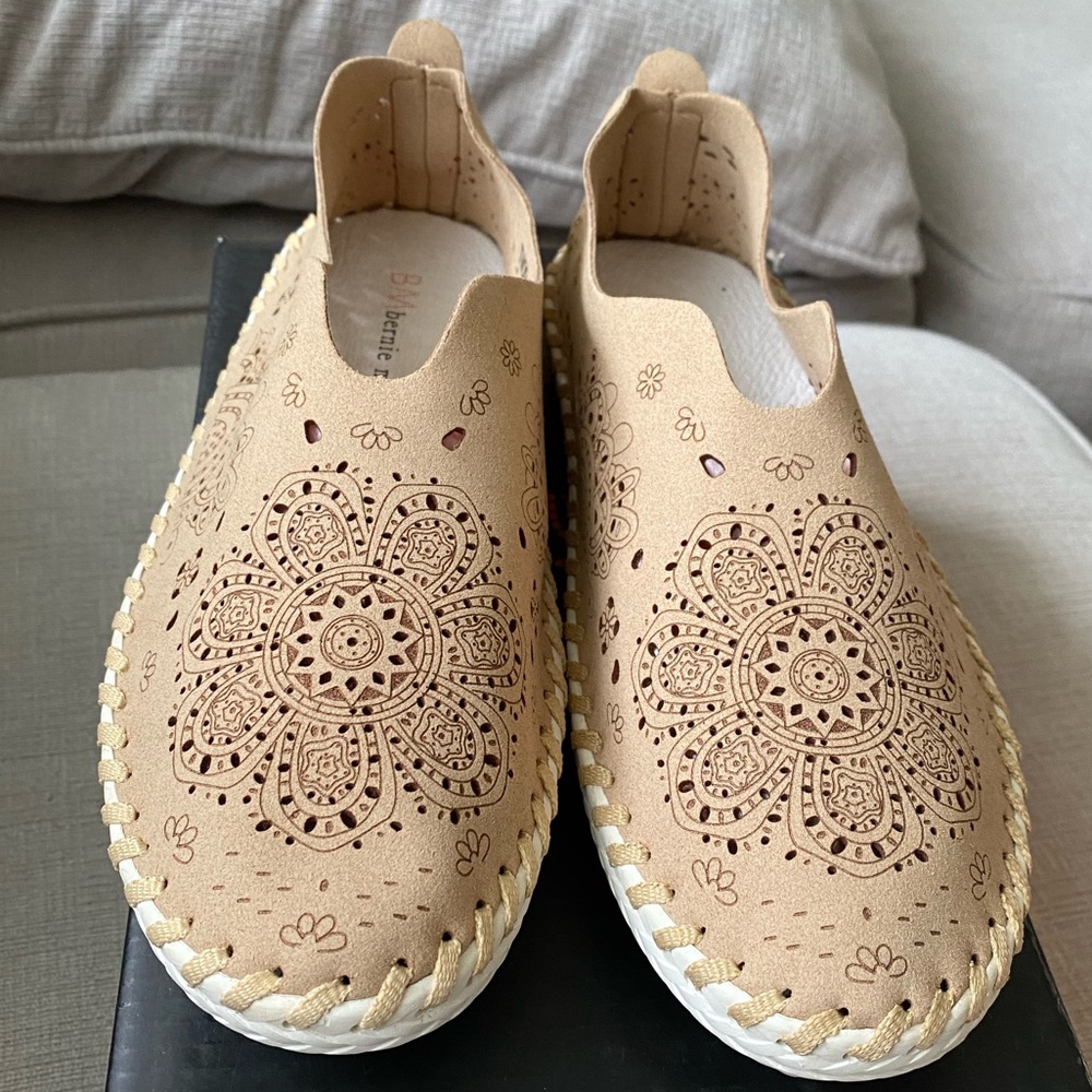 Like new! Bernie Mev. NYC memory foam